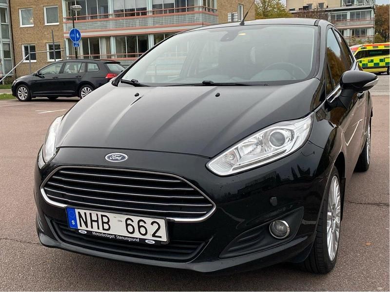 Svart Begagnad 2013 Ford Fiesta Titanium Halvkombi | 69 000 kr (Marknadspris) - Bild 1/4