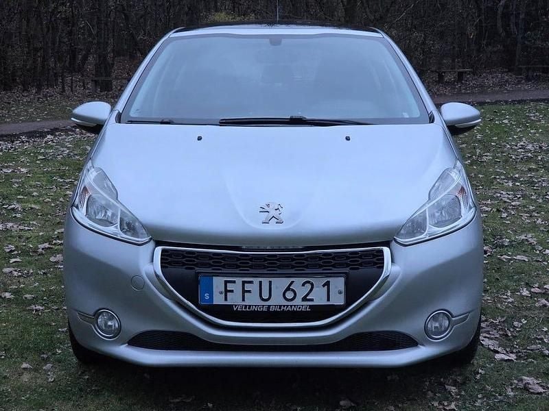 Grå Begagnad 2014 Peugeot 208 Halvkombi | 39 900 kr (Bra pris) - Bild 1/4