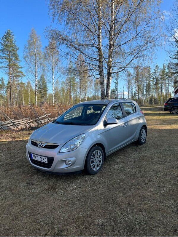 Silver Begagnad 2012 Hyundai i20 Premium Halvkombi | 44 000 kr (Marknadspris) - Bild 1/4
