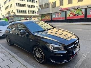 Svart Begagnad 2016 Mercedes CLA250 Shooting Brake Kombi | 210 000 kr (Marknadspris) - Bild 1/4