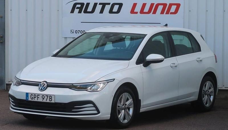 Vit Begagnad 2022 VW Golf VIII Halvkombi | 179 900 kr (Marknadspris) - Bild 1/4