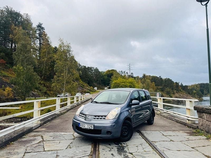 Ljusblå (blå) Begagnad 2009 Nissan Note Minibuss | 29 900 kr (Marknadspris) - Bild 1/4