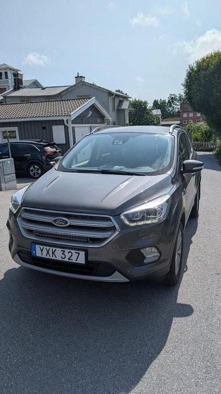 Grå Begagnad 2018 Ford Kuga Titanium SUV | 146 000 kr (Marknadspris) - Bild 1/3