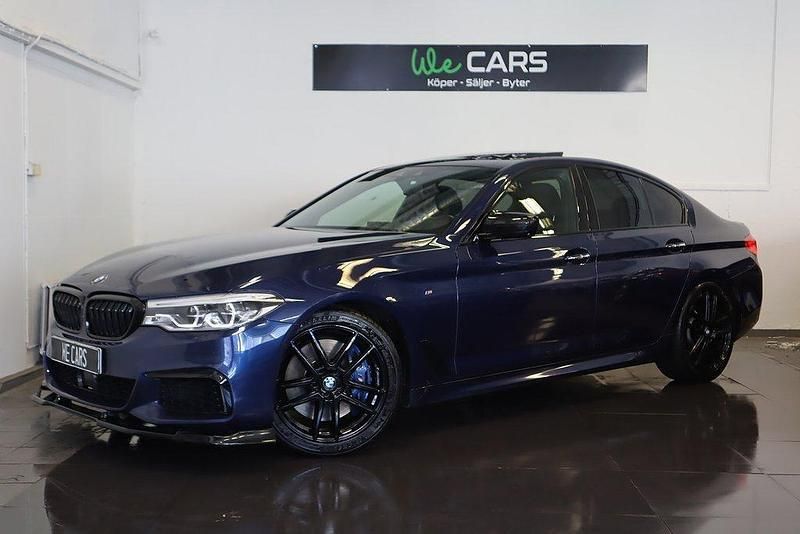 Mörkblå (blå) Begagnad 2017 BMW M550 Sedan | 369 900 kr (Lite dyr) - Bild 1/4