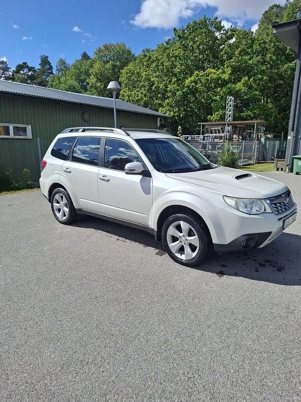 Vit Begagnad 2011 Subaru Forester SUV | 54 000 kr (Marknadspris) - Bild 1/4