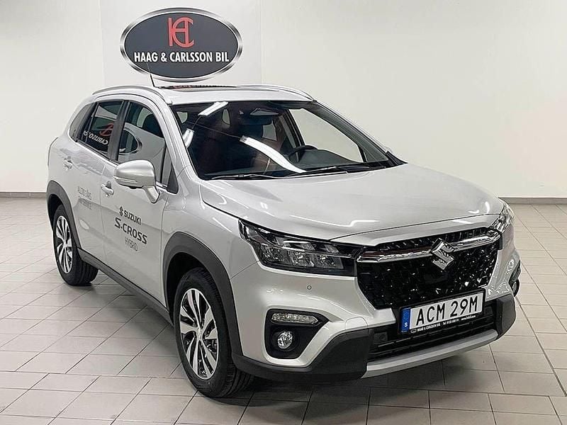 Grå Ny 2025 Suzuki SX4 S-Cross SUV | 371 800 kr (Dyr) - Bild 1/4