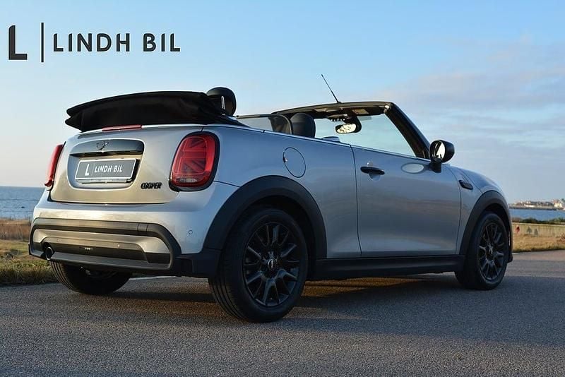 Melting silver iii metallic Begagnad 2023 Mini Cooper Cabriolet Cab | 289 900 kr (Marknadspris) - Bild 1/3