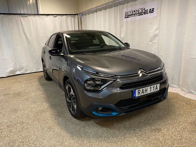 Grå Begagnad 2023 Citroën e-C4 Shine Halvkombi | 299 000 kr (Dyr) - Bild 1/4