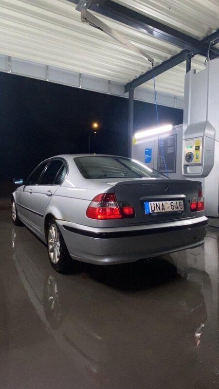 Grå Begagnad 2004 BMW 320 Sedan | 24 000 kr (Marknadspris) - Bild 1/3