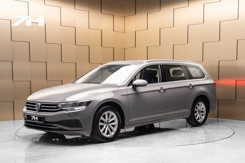 Grå Begagnad 2022 VW Passat Business Kombi | 279 000 kr (Marknadspris) - Bild 1/4