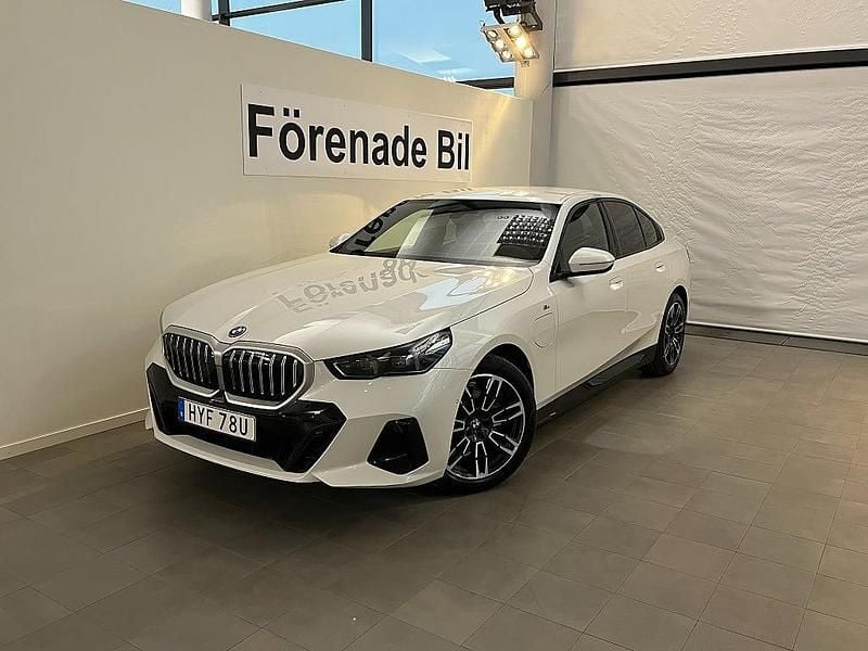 Vit Ny 2025 BMW 530e M Sport Sedan | 589 900 kr (Superpris) - Bild 1/4