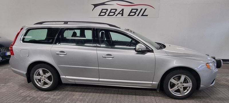 Ljusgrå (grå) Begagnad 2010 Volvo V70 Momentum Kombi | 59 900 kr (Bra pris) - Bild 1/4