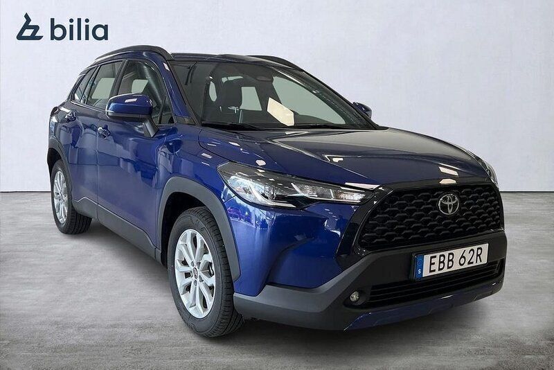 Mörkblå Begagnad 2024 Toyota Corolla Cross Active SUV | 379 900 kr (Marknadspris) - Bild 1/3