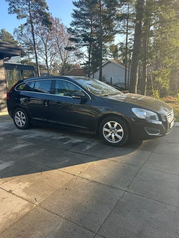 Begagnad Volvo V60 150 HK (110 kW) 2011 Metallic Kombi