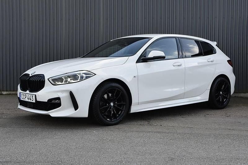 Vit Begagnad 2020 BMW 118 M Sport Halvkombi | 239 900 kr (Lite dyr) - Bild 1/4