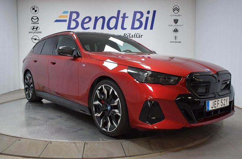 Röd Begagnad 2025 BMW i5 M Sport Sedan | 949 500 kr (Marknadspris) - Bild 1/3
