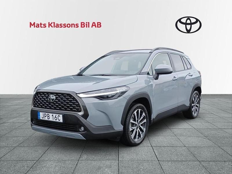 Grå Begagnad 2024 Toyota Corolla Cross Style SUV | 409 000 kr (Lite dyr) - Bild 1/4