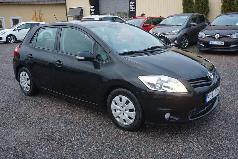 Svart Begagnad 2011 Toyota Auris Plus Halvkombi | 69 900 kr (Marknadspris) - Bild 1/4