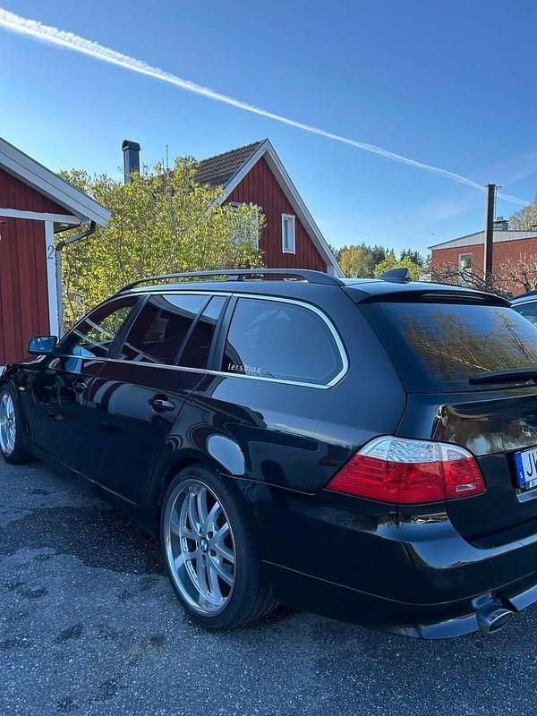 Sapphire black Begagnad 2009 BMW 520 Kombi | 52 000 kr (Dyr) - Bild 1/4