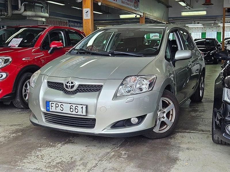 Begagnad Toyota Auris 124 HK (91 kW) 2007 Silver Halvkombi