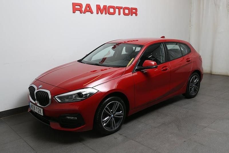 Röd Begagnad 2022 BMW 118 Sport Line Halvkombi | 219 800 kr (Marknadspris) - Bild 1/3