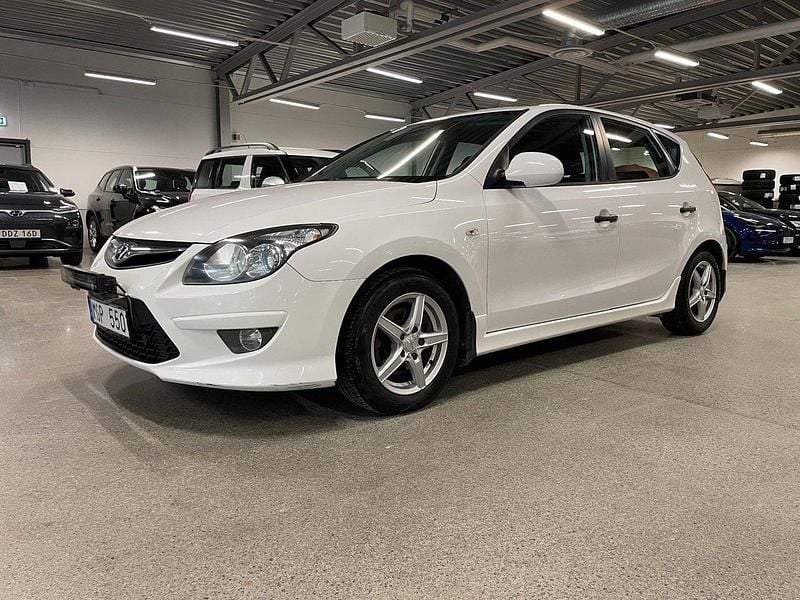 Vit Begagnad 2011 Hyundai i30 Select Halvkombi | 46 900 kr (Marknadspris) - Bild 1/4