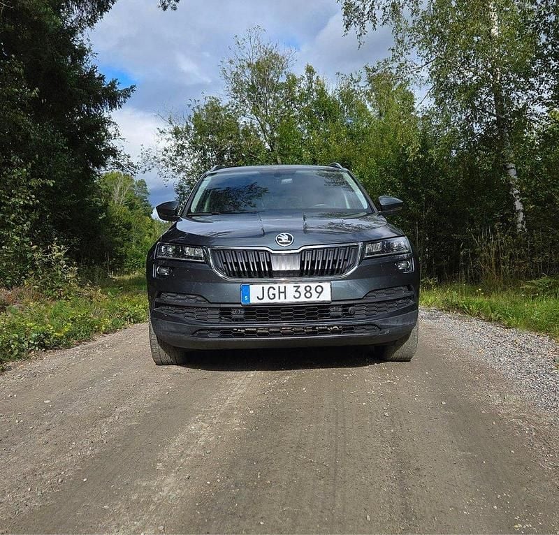 Grå Begagnad 2018 Skoda Karoq Business Line SUV | 195 000 kr (Marknadspris) - Bild 1/4