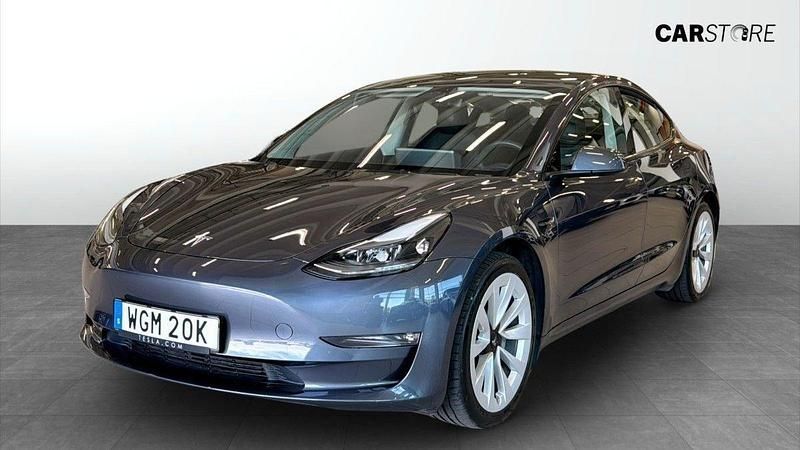 Grå (grey) Begagnad 2023 Tesla Model 3 Long Range Sedan | 349 900 kr (Marknadspris) - Bild 1/4