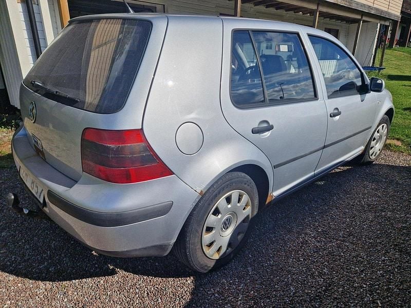 Silver Begagnad 2001 VW Golf IV Halvkombi | 13 000 kr (Marknadspris) - Bild 1/4