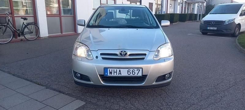 Silver Begagnad 2005 Toyota Corolla Halvkombi | 48 900 kr (Marknadspris) - Bild 1/4