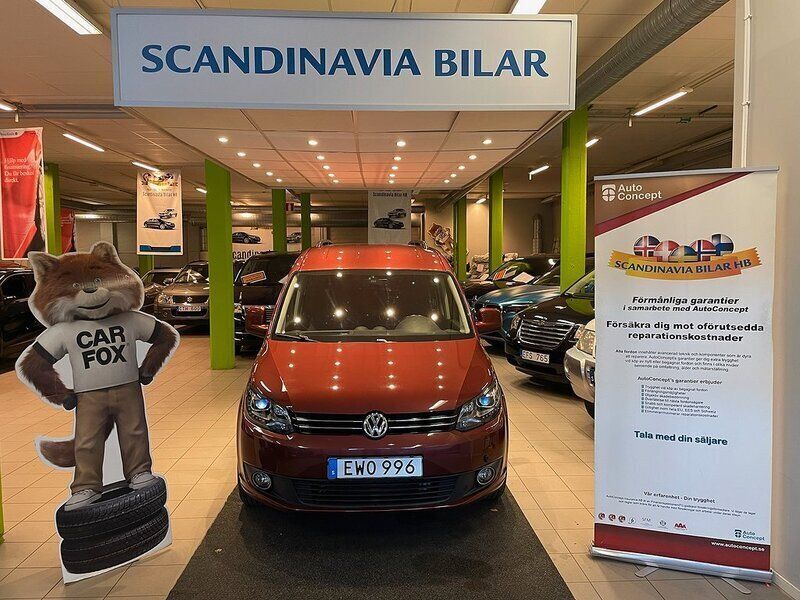 Mörkröd (röd) Begagnad 2014 VW Caddy Maxi Life Life Minibuss | 259 900 kr - Bild 1/4