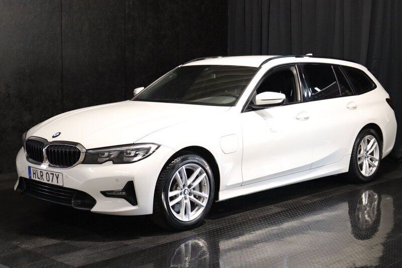 Vit Begagnad 2020 BMW 330e M Sport Kombi | 259 500 kr (Marknadspris) - Bild 1/4