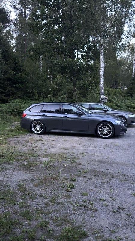 Grå Begagnad 2013 BMW 328 M Sport Kombi | 170 000 kr (Marknadspris) - Bild 1/4