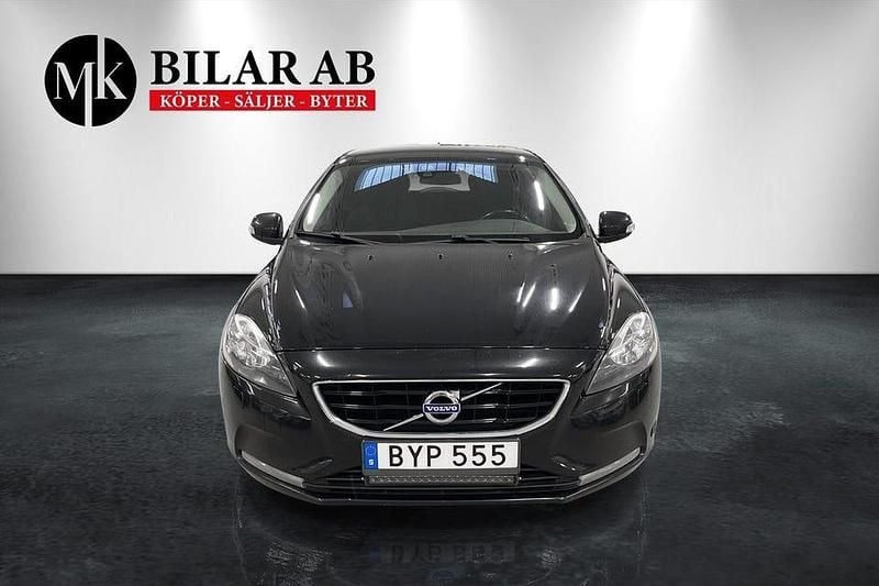 Svart Begagnad 2012 Volvo V40 Kinetic Halvkombi | 84 900 kr (Marknadspris) - Bild 1/4