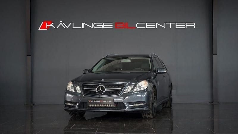 Mörkgrå (grå) Begagnad 2013 Mercedes E220 Kombi | 139 900 kr (Marknadspris) - Bild 1/4