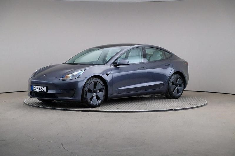 Grå Begagnad 2022 Tesla Model 3 Long Range AWD Sedan | 305 000 kr (Marknadspris) - Bild 1/4