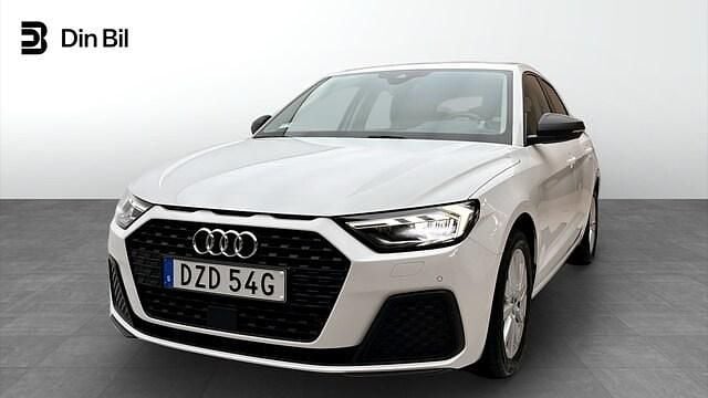 Glaciärvit metallic Begagnad 2022 Audi A1 Sportback Proline Halvkombi | 219 000 kr (Marknadspris) - Bild 1/4