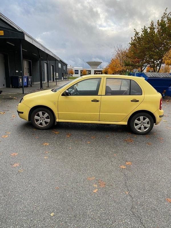Gul Begagnad 2002 Skoda Fabia Halvkombi | 10 000 kr (Bra pris) - Bild 1/4