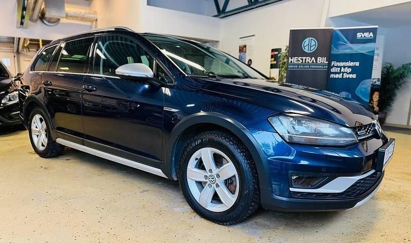 Mörkblå Begagnad 2016 VW Golf Alltrack Kombi | 164 900 kr (Marknadspris) - Bild 1/4