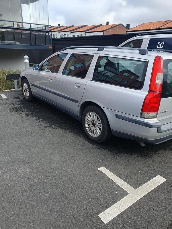 Grå Begagnad 2004 Volvo V70 Business Edition Kombi | 3 500 kr (Superpris) - Bild 1/3