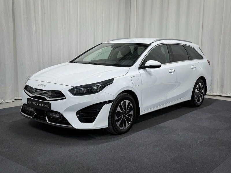 Vit Begagnad 2022 Kia Ceed Sportswagon 3 Kombi | 249 900 kr (Lite dyr) - Bild 1/4