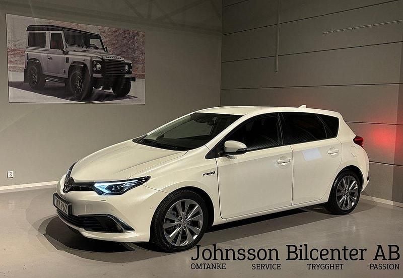 Vit Begagnad 2017 Toyota Auris Hybrid Executive Halvkombi | 189 900 kr (Marknadspris) - Bild 1/4