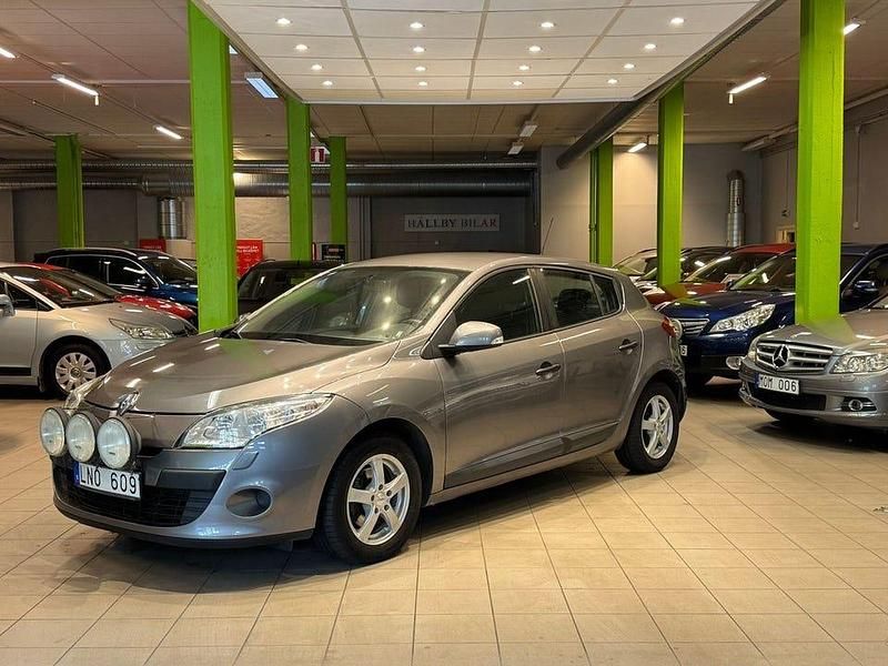 Grå Begagnad 2010 Renault Mégane III Halvkombi | 39 900 kr (Marknadspris) - Bild 1/4