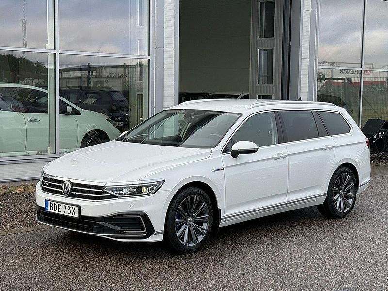 Vit Begagnad 2020 VW Passat GTE Kombi | 219 700 kr (Marknadspris) - Bild 1/4