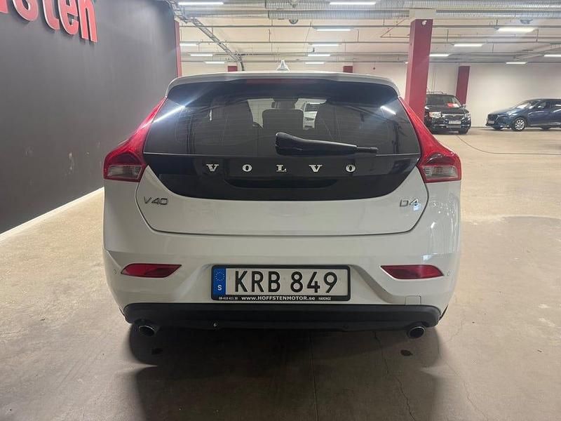 Begagnad Volvo V40 Momentum 190 HK (139 kW) 2014 Vit Halvkombi