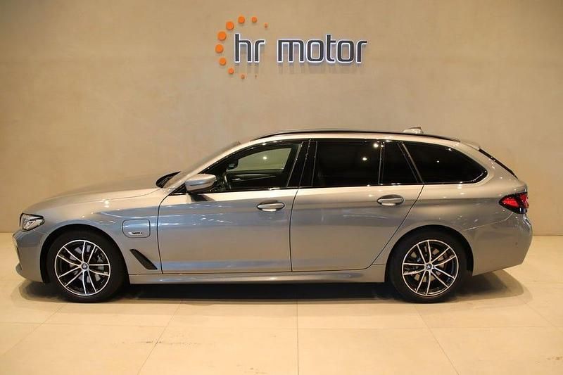 Grå Begagnad 2023 BMW 530 M Sport Kombi | 454 000 kr - Bild 1/4