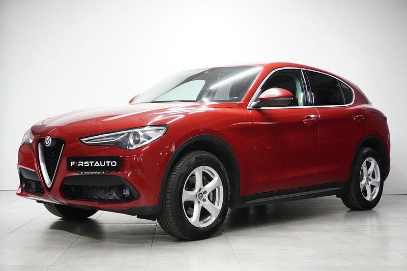 Röd Begagnad 2017 Alfa Romeo Stelvio Super SUV | 179 900 kr (Lite dyr) - Bild 1/4
