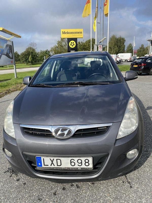 Grå Begagnad 2011 Hyundai i20 Premium Halvkombi | 50 000 kr (Dyr) - Bild 1/4