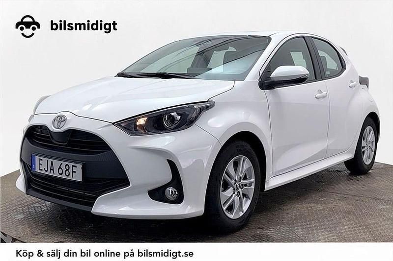 Vit Begagnad 2024 Toyota Yaris Hybrid Halvkombi | 228 900 kr (Marknadspris) - Bild 1/3
