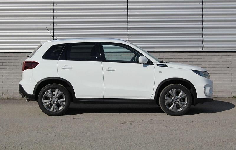 Vit Begagnad 2023 Suzuki Vitara SUV | 269 500 kr (Marknadspris) - Bild 1/4